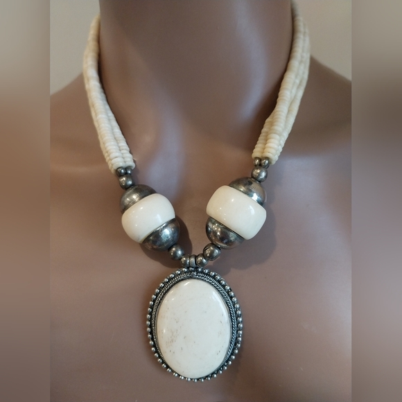 Cream and Silver Pendant Necklace - Picture 7 of 9
